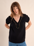 T-shirt con colletto con perline