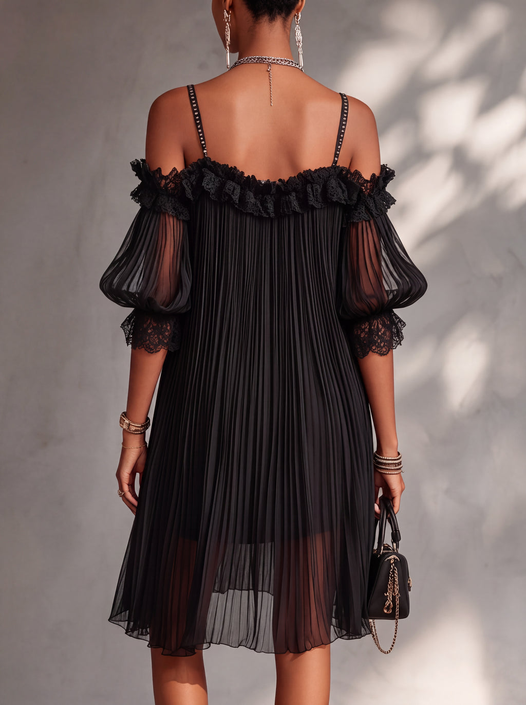 Vittoria | Miniabito nero in chiffon con spalle scoperte e rifiniture in pizzo