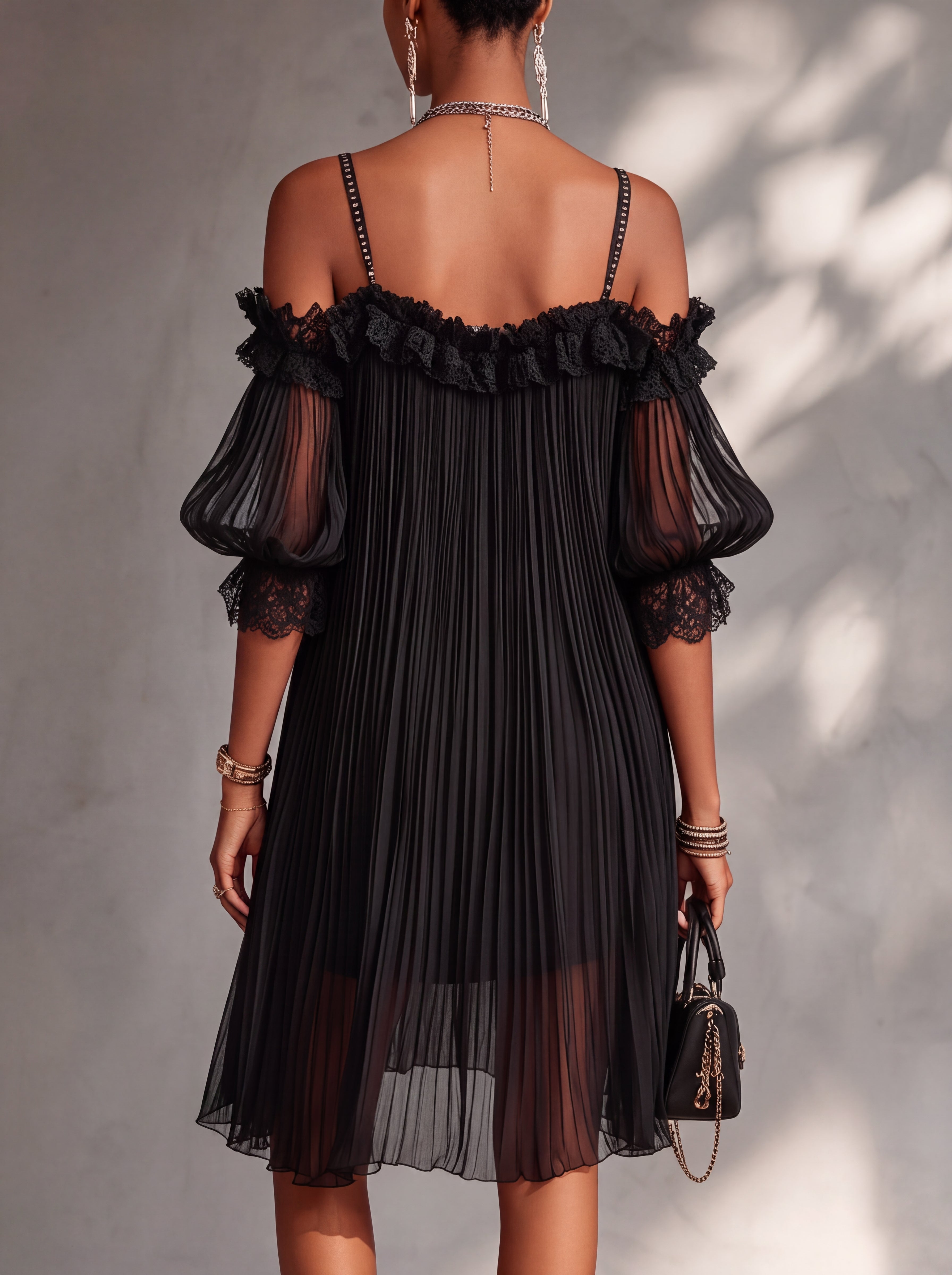 Vittoria | Miniabito nero in chiffon con spalle scoperte e rifiniture in pizzo