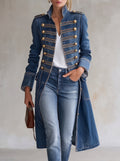 Cappotto lungo in denim dal taglio aderente in stile militare con bottoni dorati