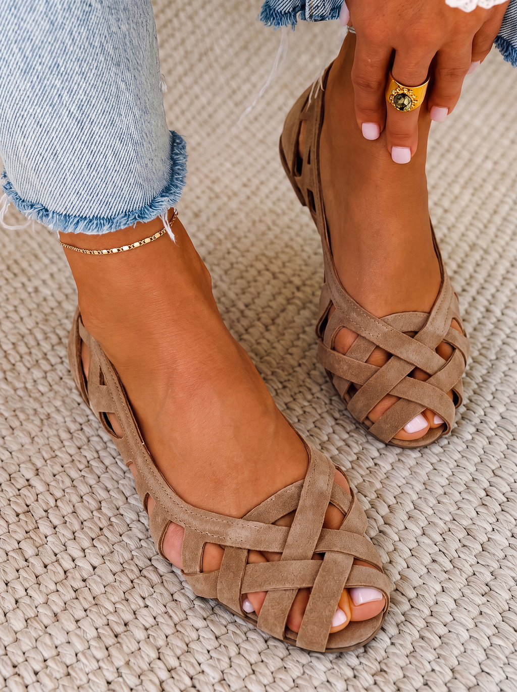 Sandali bassi open-toe con fasce in tessuto incrociate