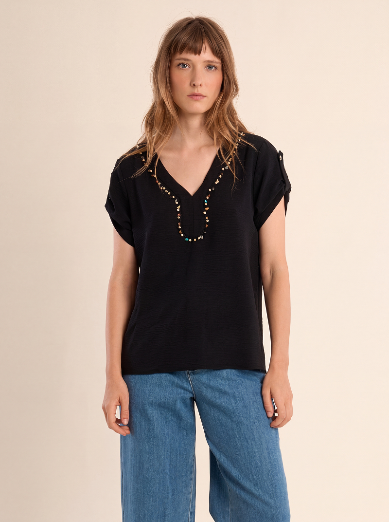 T-shirt con colletto con perline