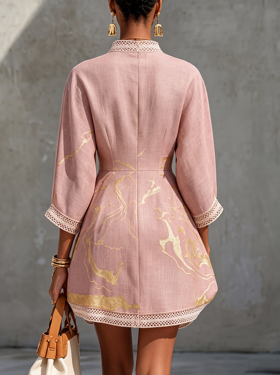 NINON | Abito mini in pizzo all'uncinetto rosa con motivi dorati e scollatura a V