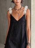 NOÉMIE | Abito mini nero con scollatura a V e spalline floreali