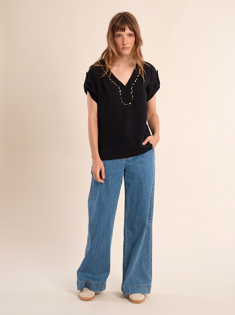 T-shirt con colletto con perline