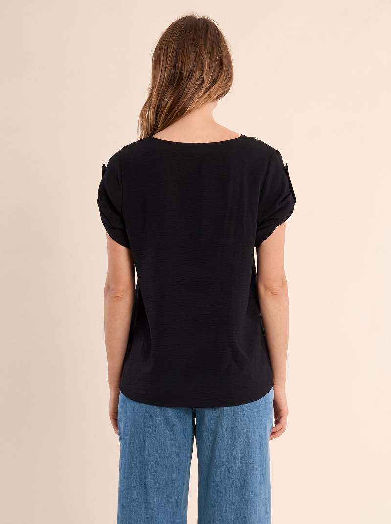T-shirt con colletto con perline