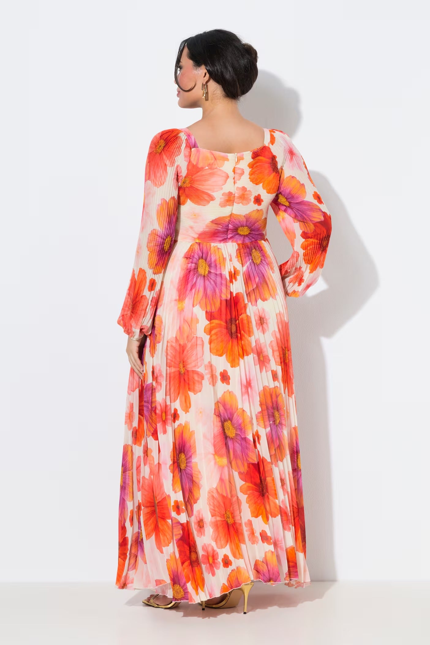 Maxi abito con fiori, scollo a cuore, maniche lunghe