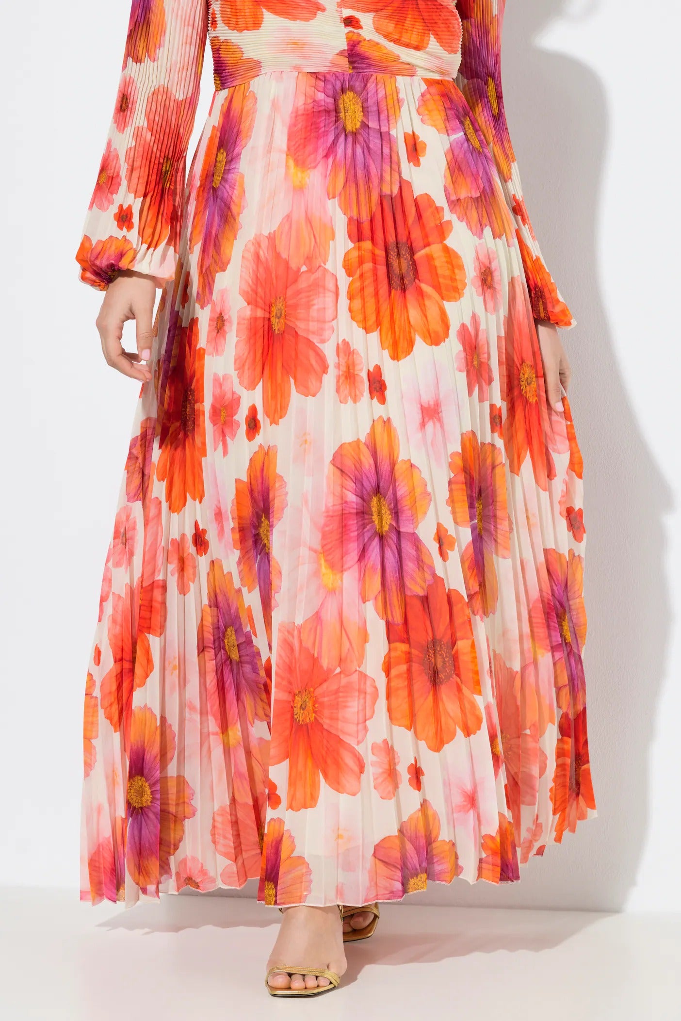 Maxi abito con fiori, scollo a cuore, maniche lunghe