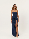 Elegante abito lungo senza spalline con arricciature e spacco